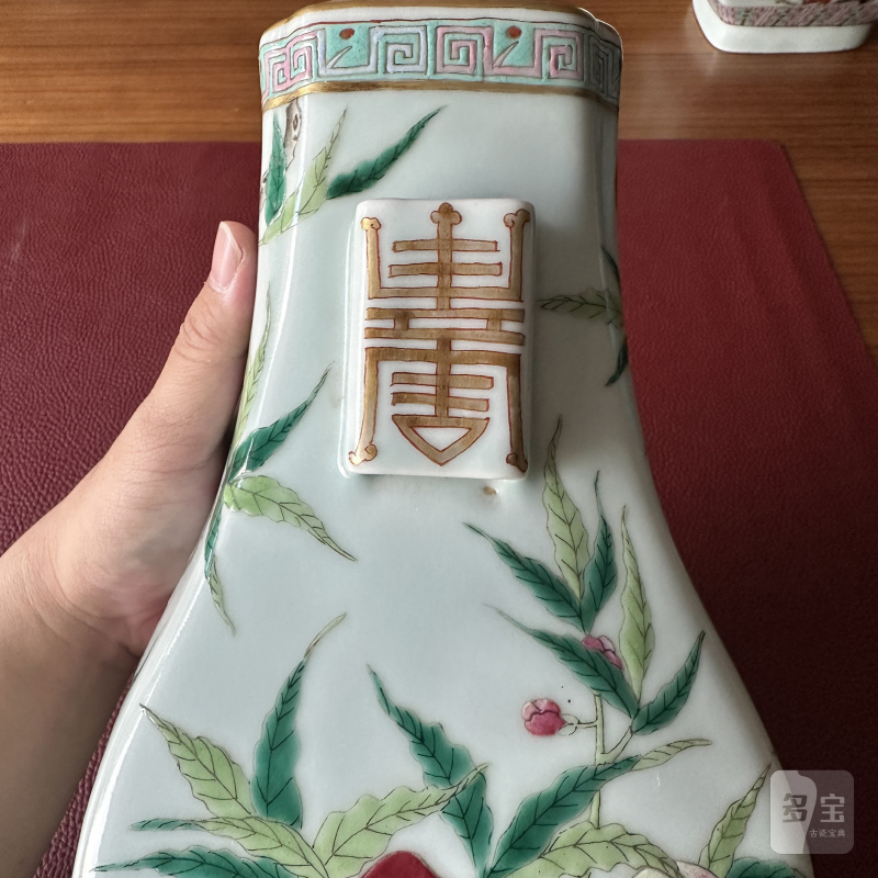 清光绪 青釉粉彩九桃纹贯耳瓶一对 - 图12